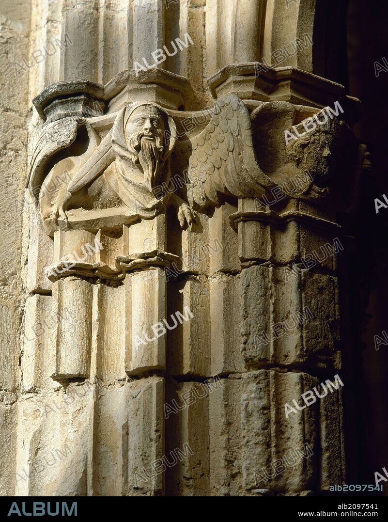 ARTE GOTICO. ESPAÑA. MONASTERIO DE SANTES CREUS. Detalle de las esculturas de los capiteles del claustro, iniciado en el año 1313 por el abad Pere Alegre en sustitución del antiguo claustro cisterciense y en el que trabajaron los maestros Reinard des Fonoll y Guillem Seguer. Aiguamúrcia (Alt Camp). Provincia de Tarragona. Cataluña.