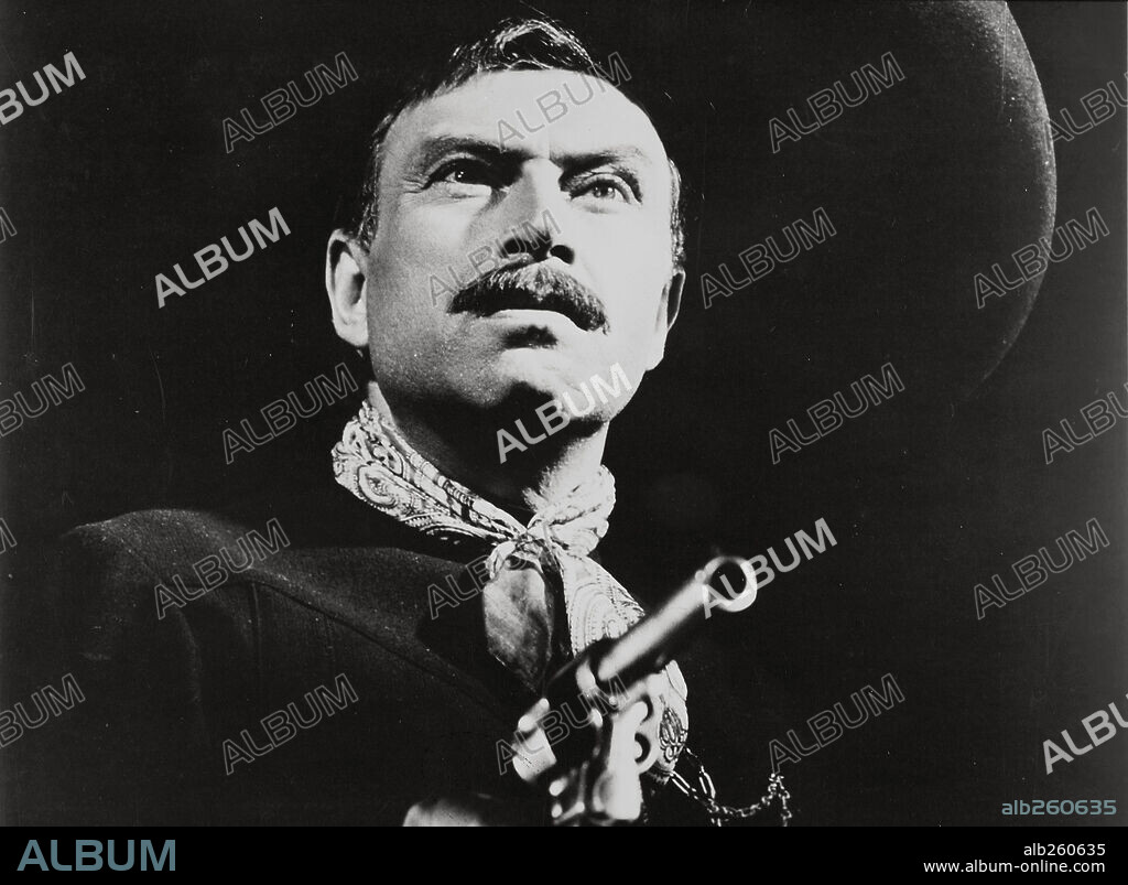 PEDRO ARMENDARIZ en LA CUCARACHA, 1959. Copyright PELICULAS RODRIGUEZ.