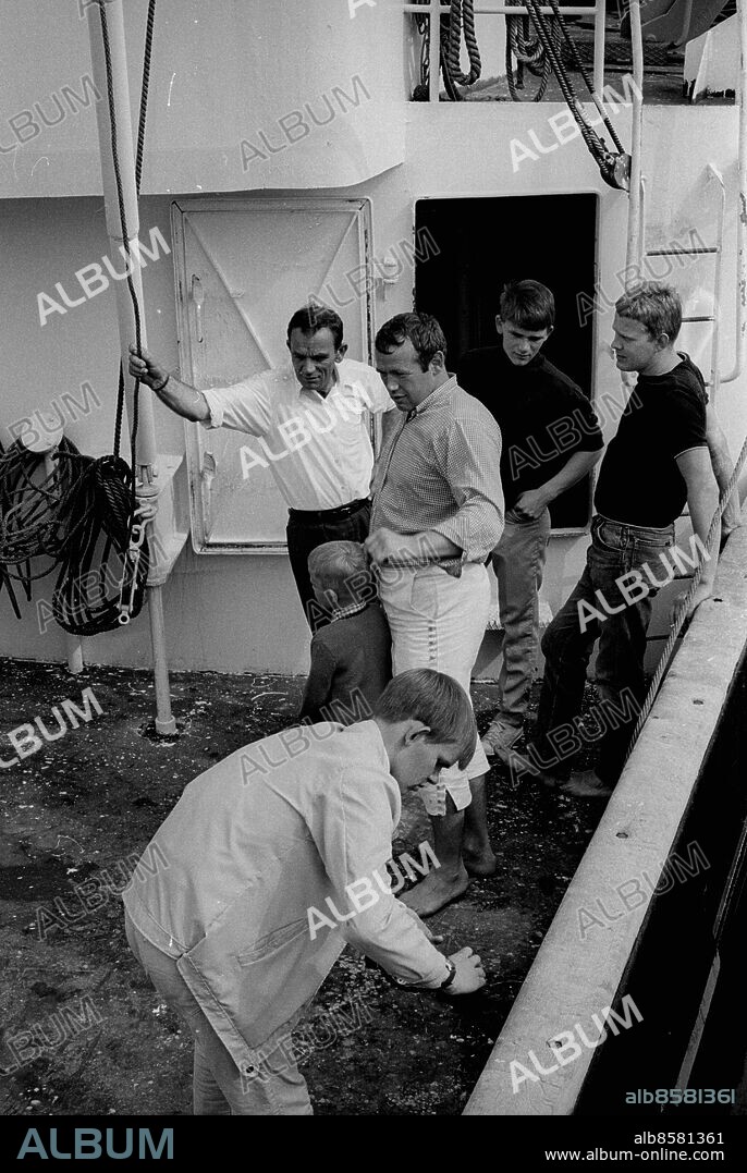 Kungshamn - 1967-07-09. Boxaren Ingemar Johansson var även delägare i fiskebåten Ingo hemahörande i Grundsund. På besök i den fullastade båten efter en lyckad fisketur på Nordsjön - Ingemar står bredvid morbror Gunnar Karlsson - Närmast Ingemar står Bernt Gunnarsson - *** Local Caption *** GT Blad 107. KAMERAREPORTAGE.