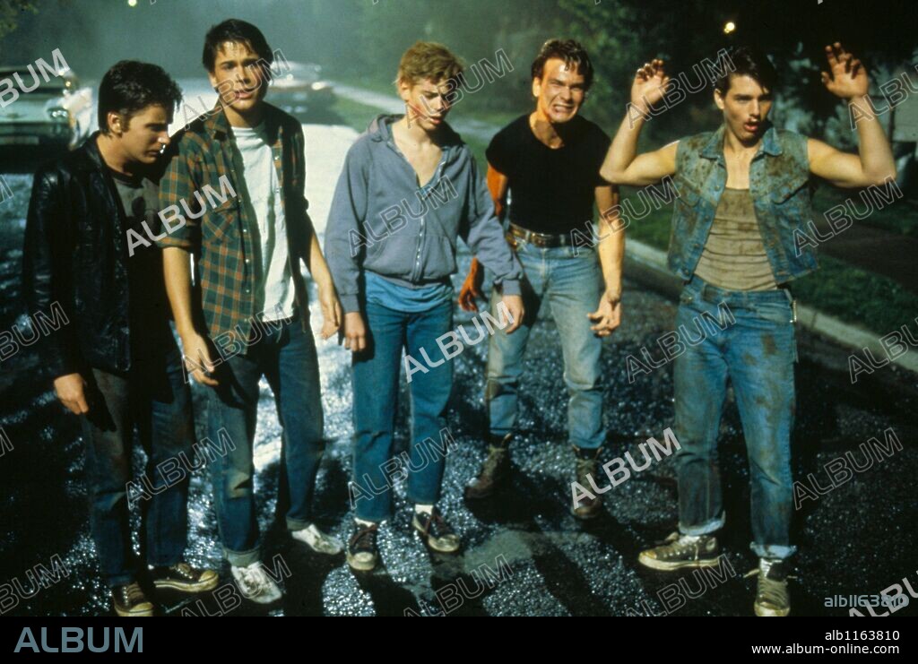 EMILIO ESTEVEZ, PATRICK SWAYZE, ROB LOWE und TOM CRUISE in THE OUTSIDERS, 1983, unter der Regie von FRANCIS FORD COPPOLA. Copyright WARNER BROTHERS.