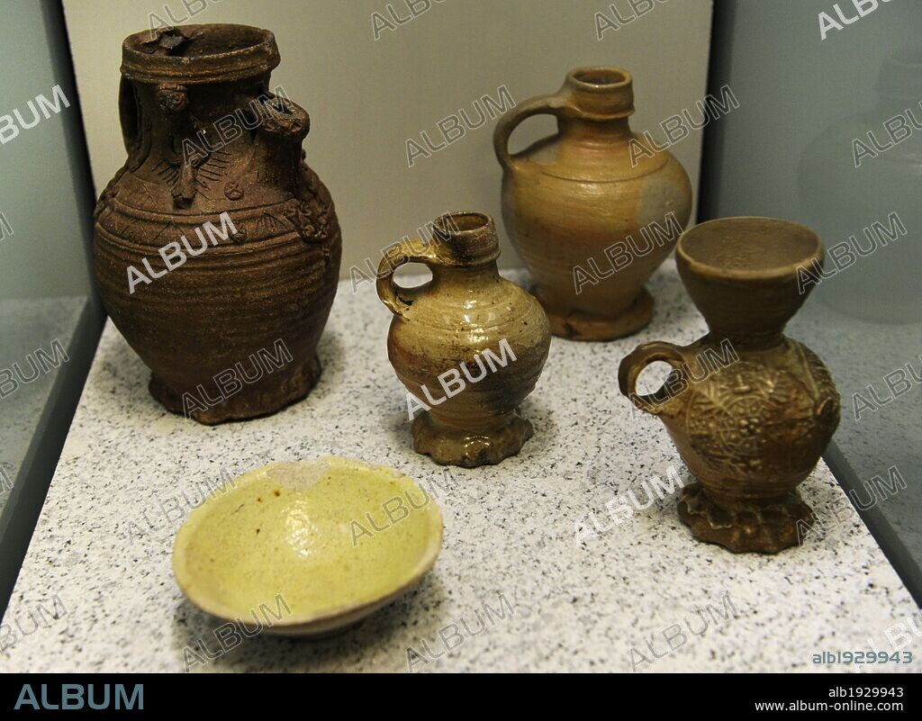 Ceramic pot, 13th century. Yellow clay bowl, Cologne or Frechen (Germany), 14th century. Glazed pottery, Rhineland, 13th century. Pieces loaned by the Museum of Cologne. German Historical Museum. Berlin. Germany.