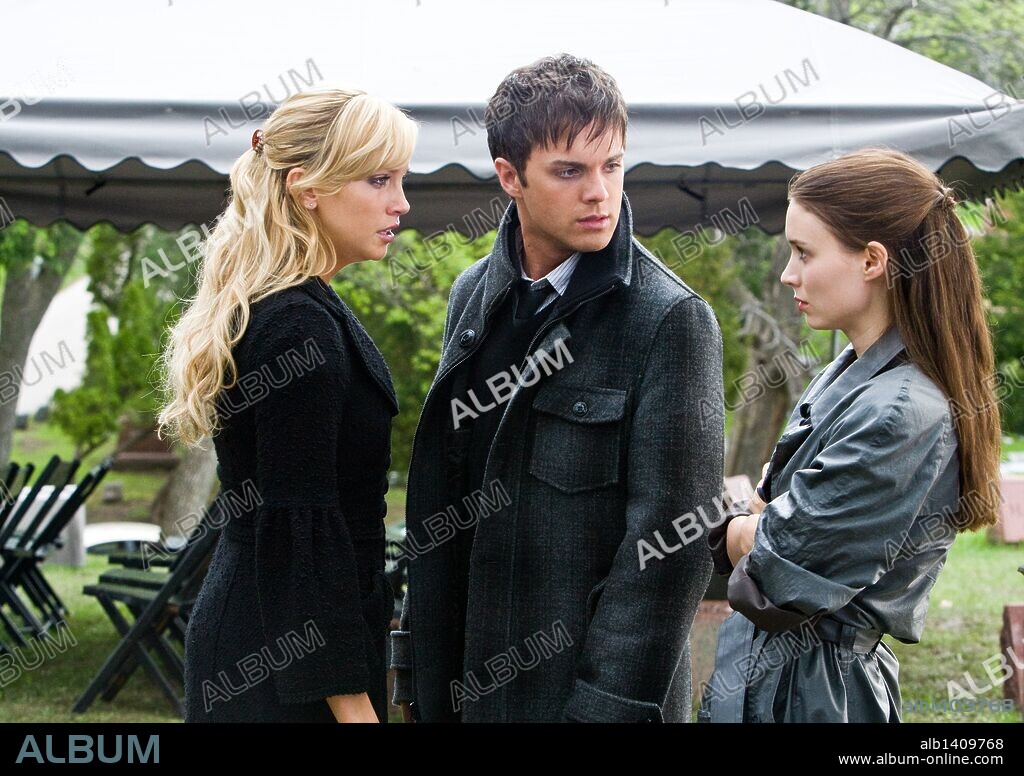KATIE CASSIDY, ROONEY MARA and THOMAS DEKKER in A NIGHTMARE ON ELM STREET, 2010, directed by SAMUEL BAYER. Copyright NEW LINE CINEMA / SOREL, PETER.