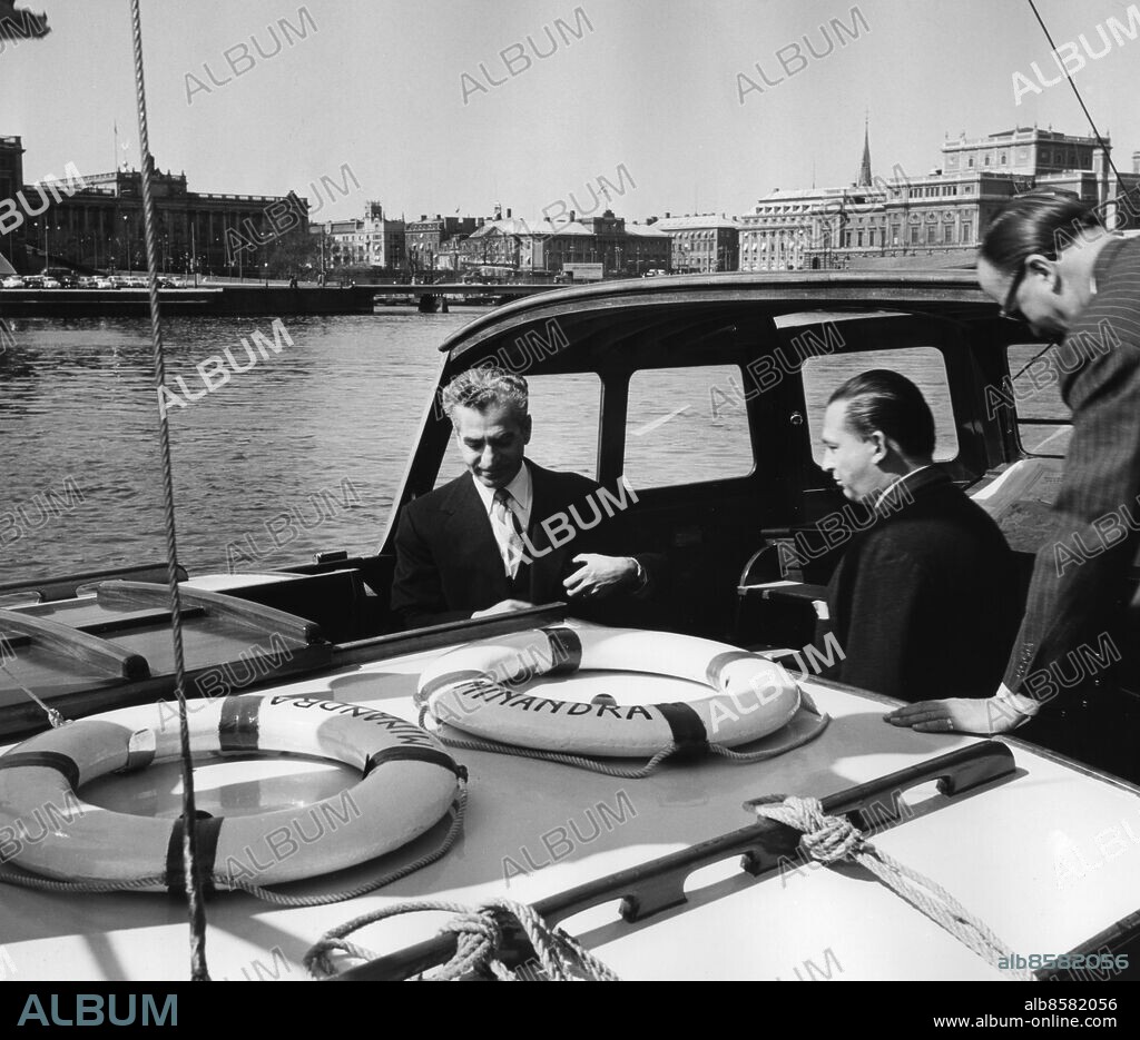 STOCKHOLM 1960-05.. Utan bildtext. Anm. Mohammad Reza Pahlavi, 1919-1980, shah av Iran 1941-1979, då han gick i exil. Shahen besökte Stockholm i maj 1960. Besökare Båtar Livbojar Minandra Motorbåtar Trio persons: MOHAMMAD REZA PAHLAVI, SHAH AV IRAN sites: IRAN*;STOCKHOLM;SVERIGE.