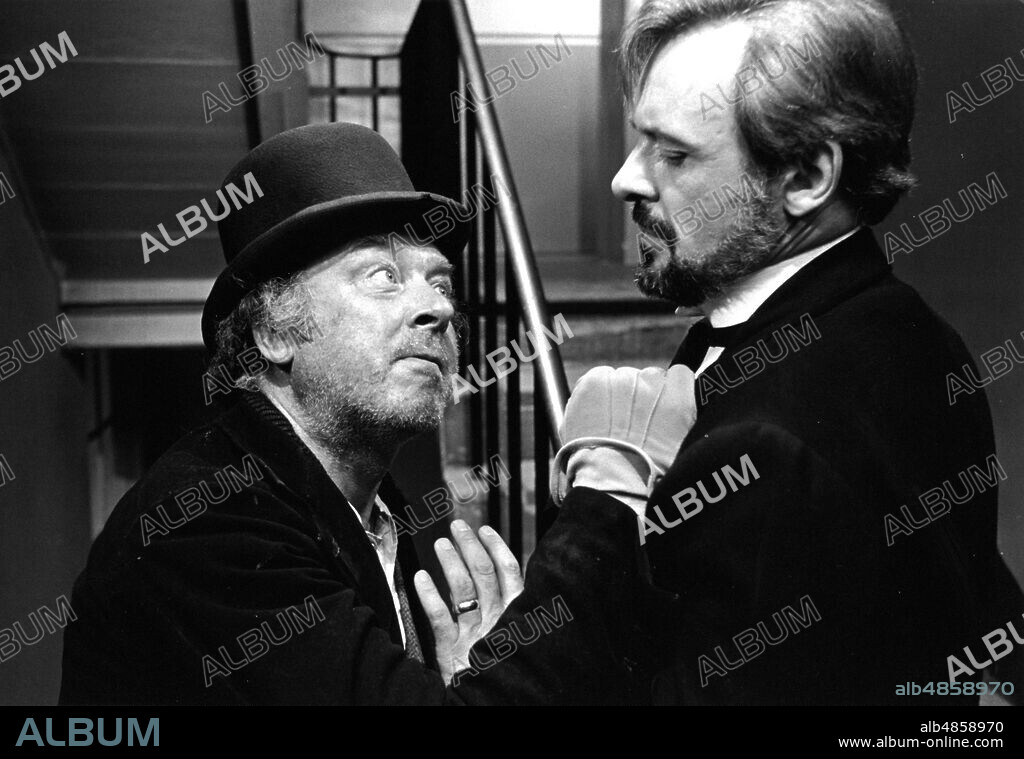 ANTHONY HOPKINS y FREDDIE JONES en EL HOMBRE ELEFANTE, 1980 (THE ELEPHANT MAN), dirigida por DAVID LYNCH. Copyright PARAMOUNT PICTURES.