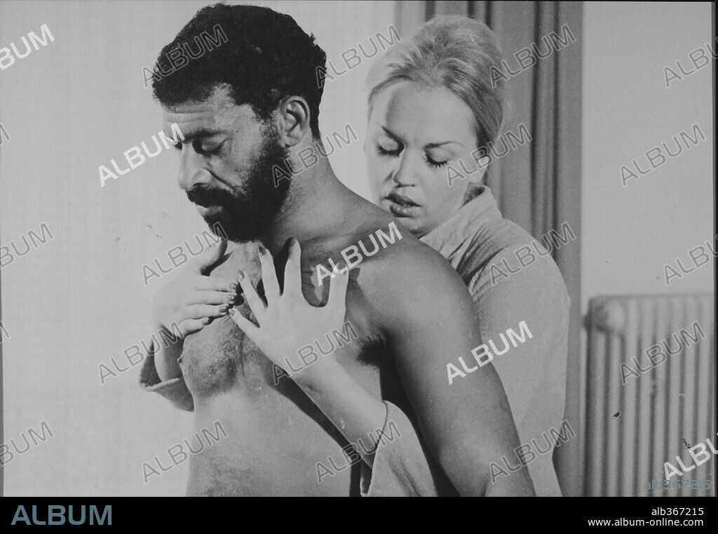 BRIGITTE MIRA und EL HEDI BEN SALEM in ANGST ESSEN SEELE AUF, 1974, unter der Regie von RAINER WERNER FASSBINDER. Copyright FILMVERLAG DER AUTOREN.