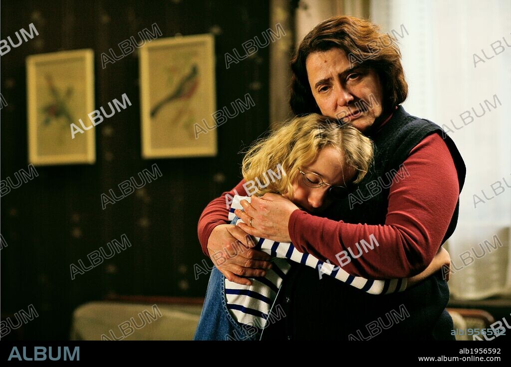 GARANCE LE GUILLERMIC et JOSIANE BALASKO dans LE HERISSON, 2009, réalisé par MONA ACHACHE. Copyright LES FILMS DES TOURNELLES.