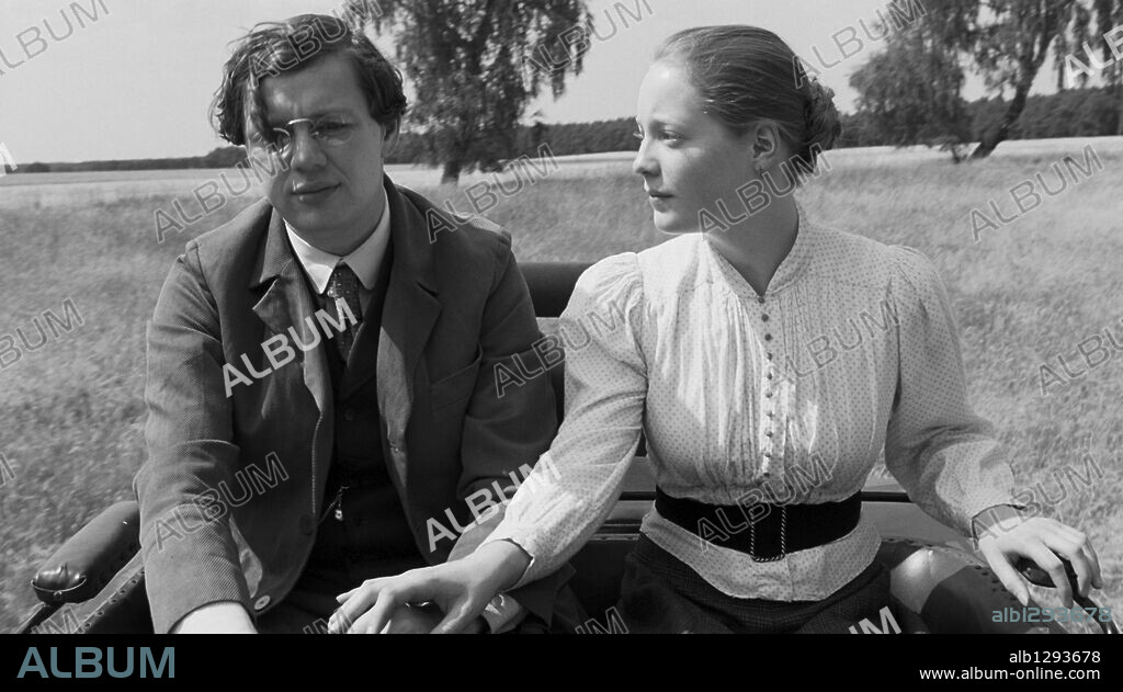 CHRISTIAN FRIEDEL und LEONIE BENESCH in DAS WEISSE BAND, 2009, unter der Regie von MICHAEL HANEKE. Copyright LES FILMS DU LOSANGE/WEGA FILM/X-FILME CREATIVE POOL.