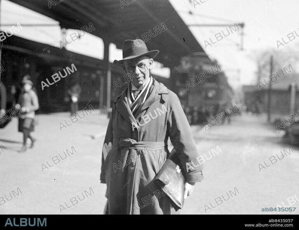 Göteborg - 1929-04-13 - Man med portfölj - Centralstationen *** Local Caption *** Låda 1929-02. KAMERAREPORTAGE.