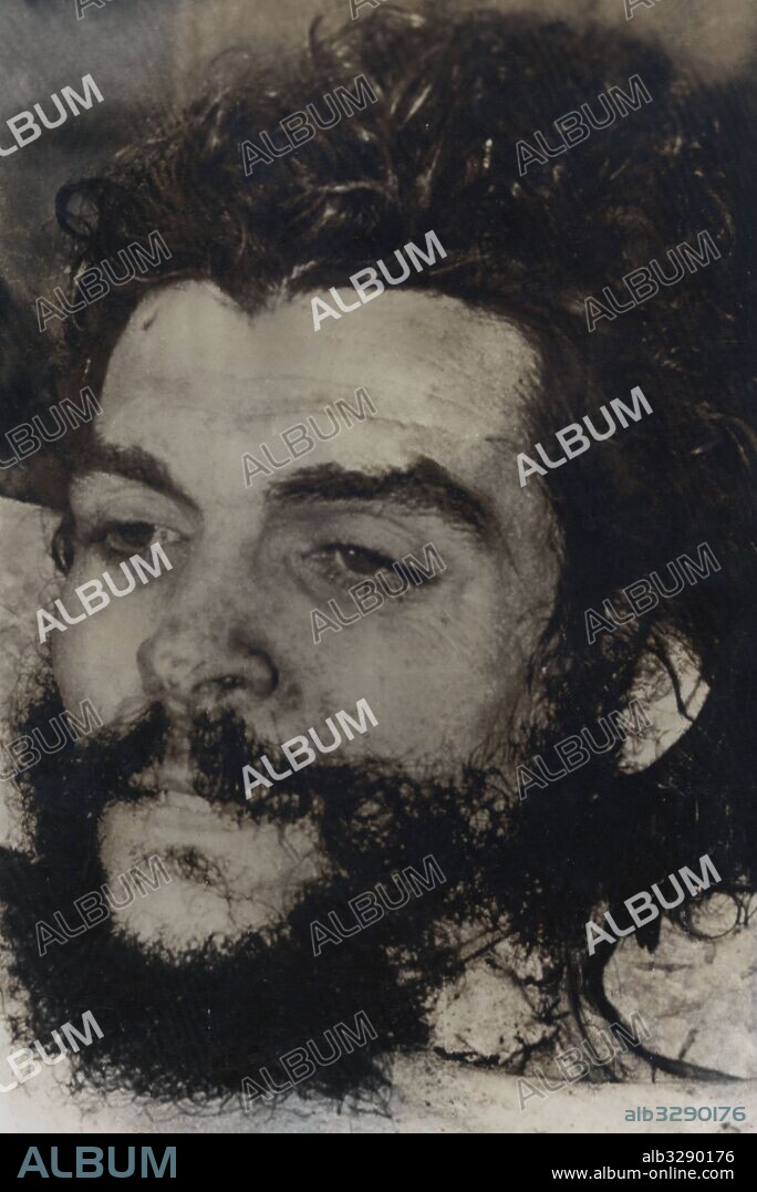 Ernesto Guevara, nombrado Che (1928-1967), líder revolucionario, médico y escritor cubano de origen argentino. Fotografía del cadáver en las selvas de Bolivia. Octubre de 1967.