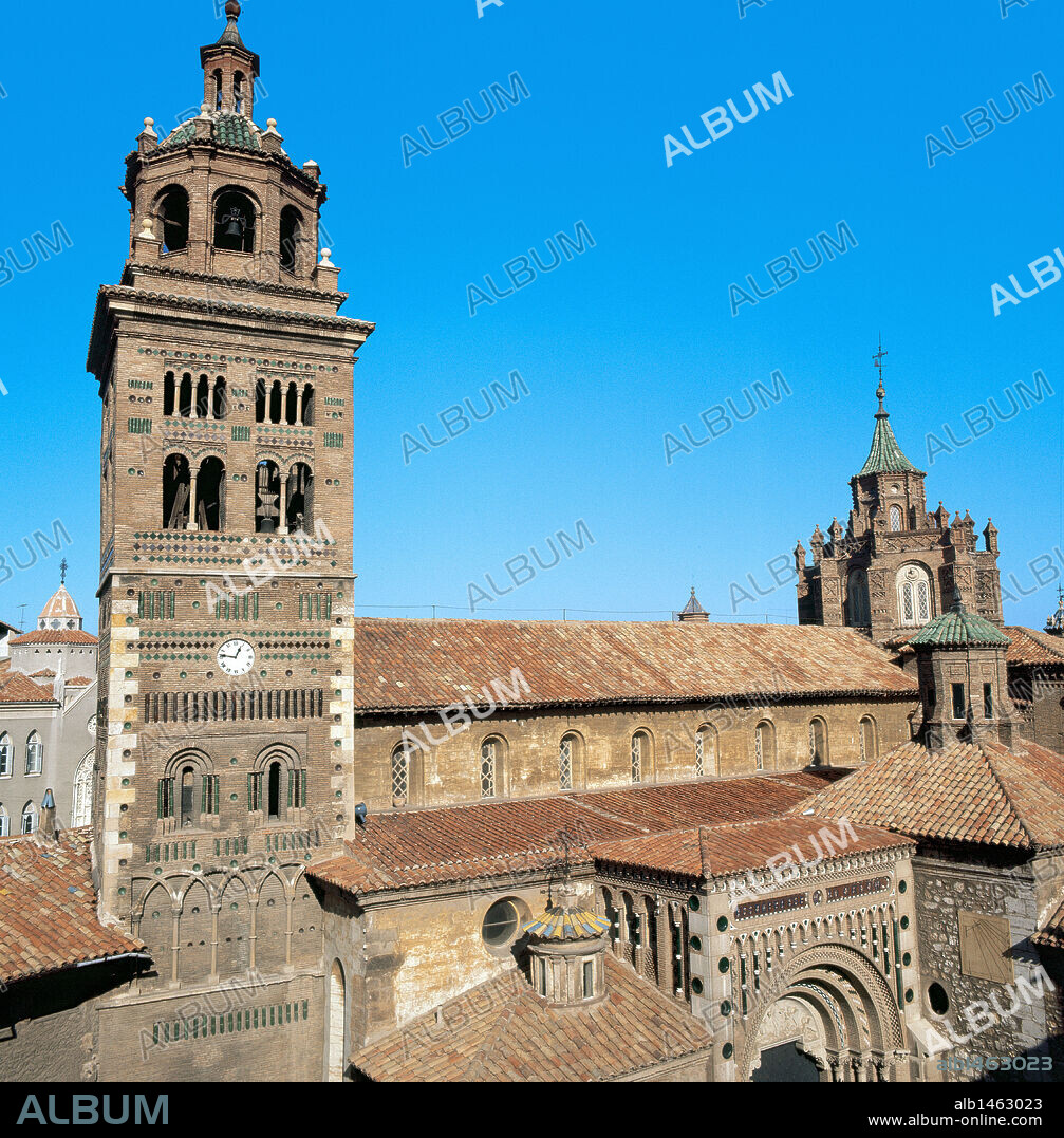 ARTE MUDEJAR. ESPAÑA. CATEDRAL DE TERUEL (s. XII-XIII). Vista de la TORRE, realizada en ladrillo dorado y rematada con una estructura en forma de prisma. Debido a su decoración cerámica constituye un gran ejemplo de estilo mudéjar. TERUEL. Aragón.
