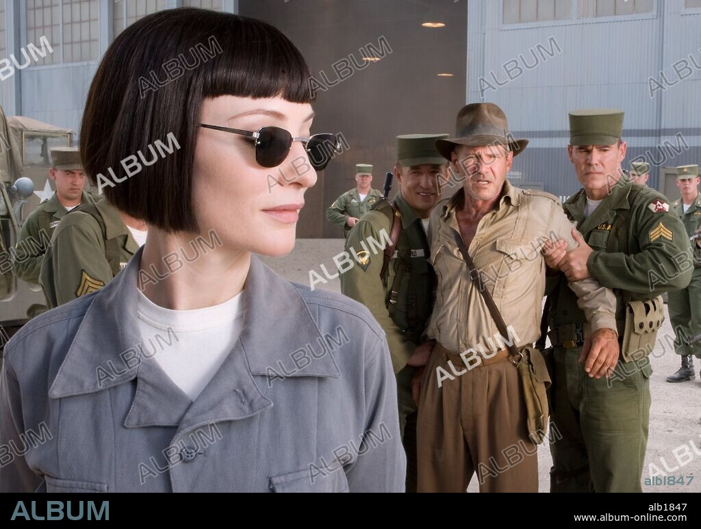CATE BLANCHETT et HARRISON FORD dans INDIANA JONES AND THE KINGDOM OF THE CRYSTAL SKULL, 2008, réalisé par STEVEN SPIELBERG. Copyright PARAMOUNT PICTURES/LUCASFILM/AMBLIN ENTERTAINMENT/SANTO DOMI.