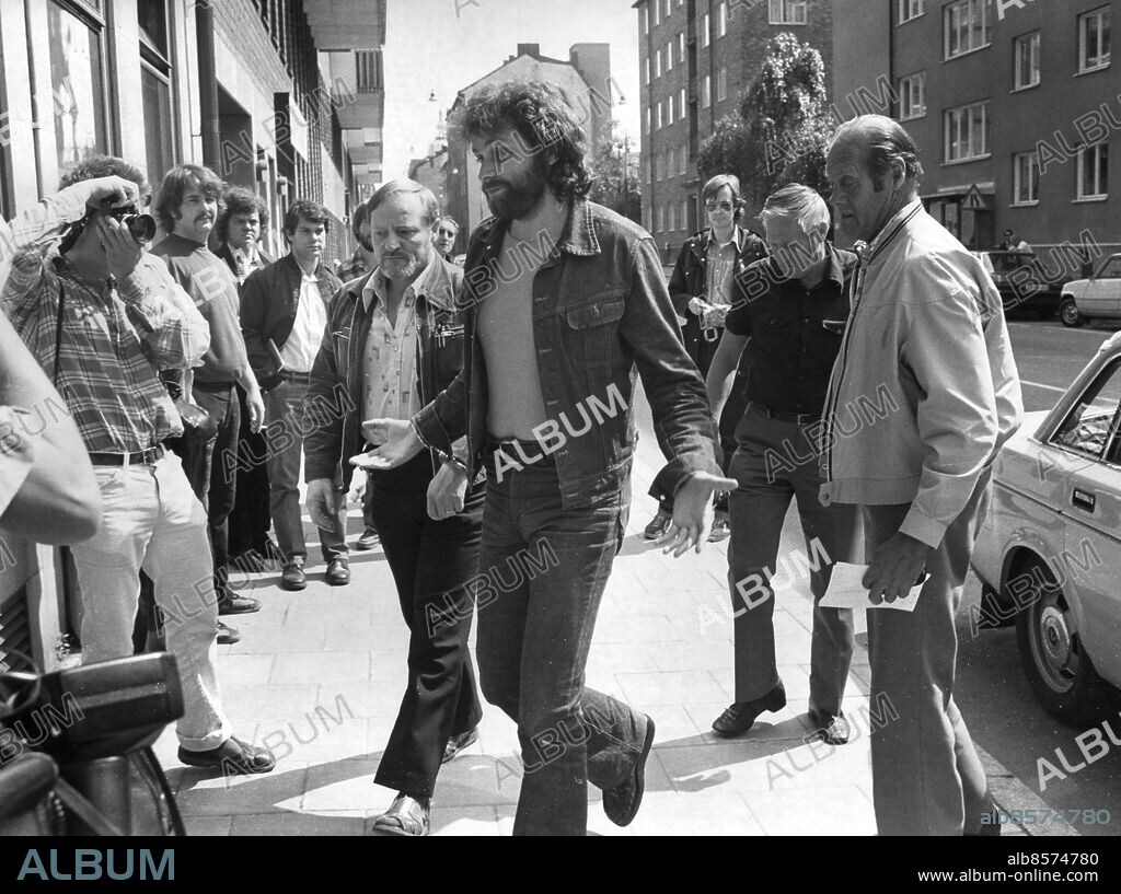 ARKIV 19800630 -. Clark Olofsson förs in till häktningförhandlingar i Nacka tingsrätt.. Foto: Bertil Stilling Kod: 40. COPYRIGHT SCANPIX SWEDEN.