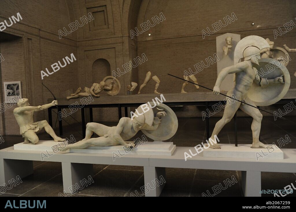 ARTE GRIEGO. GRECIA. Copias reconstruidas de las antiguas esculturas del Frontón Este del templo de Egina, donde ser representa a Guerra de Troya. Los originales del 480 aC.. Glyptothek. Munich. Alemania. Europa.