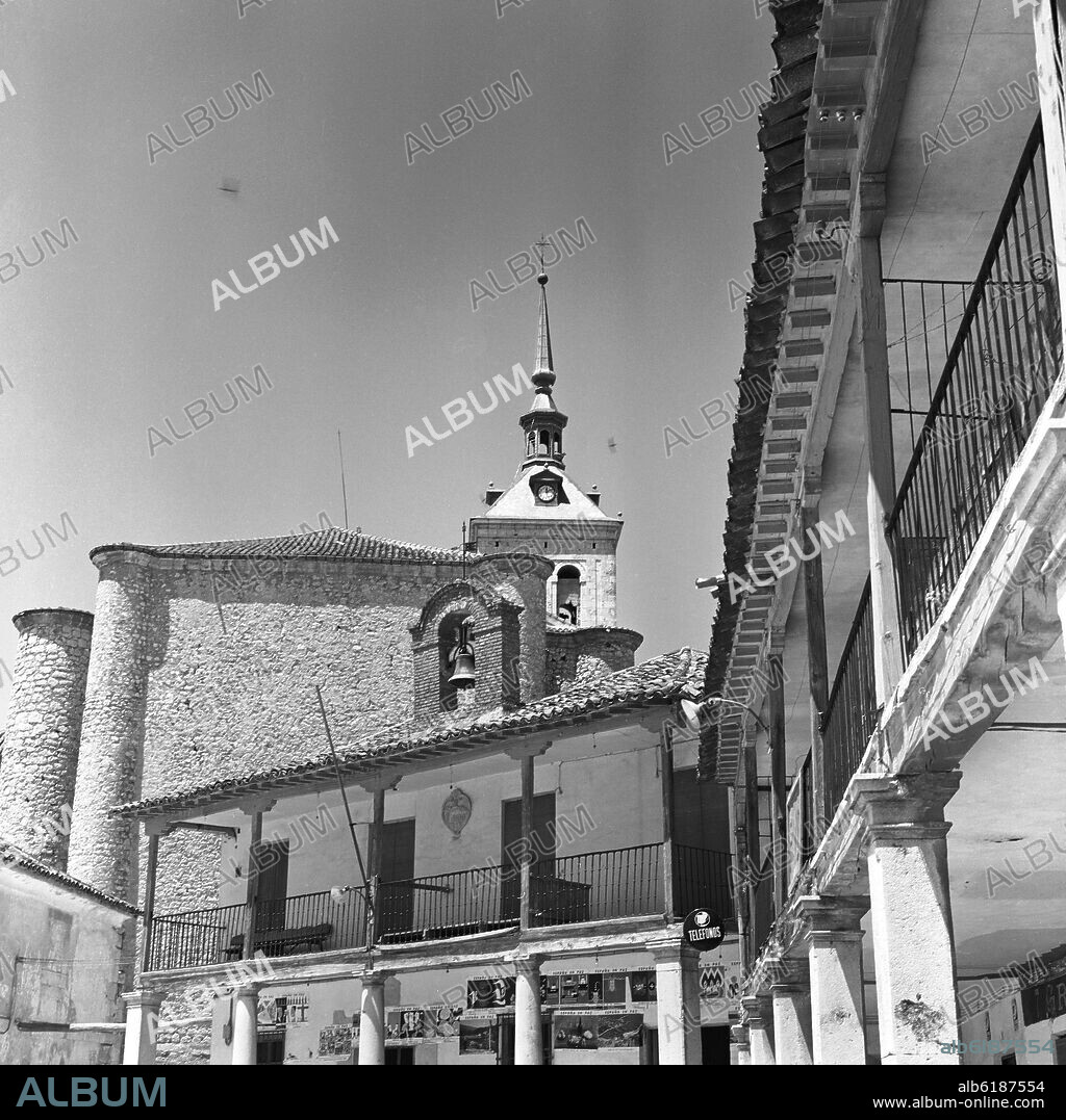 PLAZA MAYOR DE COLMENAR DE OREJA CON EL AYUNTAMIENTO Y LA IGLESIA DE SANTA MARIA LA MAYOR AL FONDO - FOTOGRAFIA EN BLANCO Y NEGRO - AÑOS.