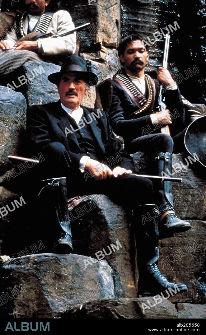 GREGORY PECK y JIMMY SMITS en GRINGO VIEJO, 1989 (OLD GRINGO), dirigida por LUIS PUENZO. Copyright COLUMBIA PICTURES.