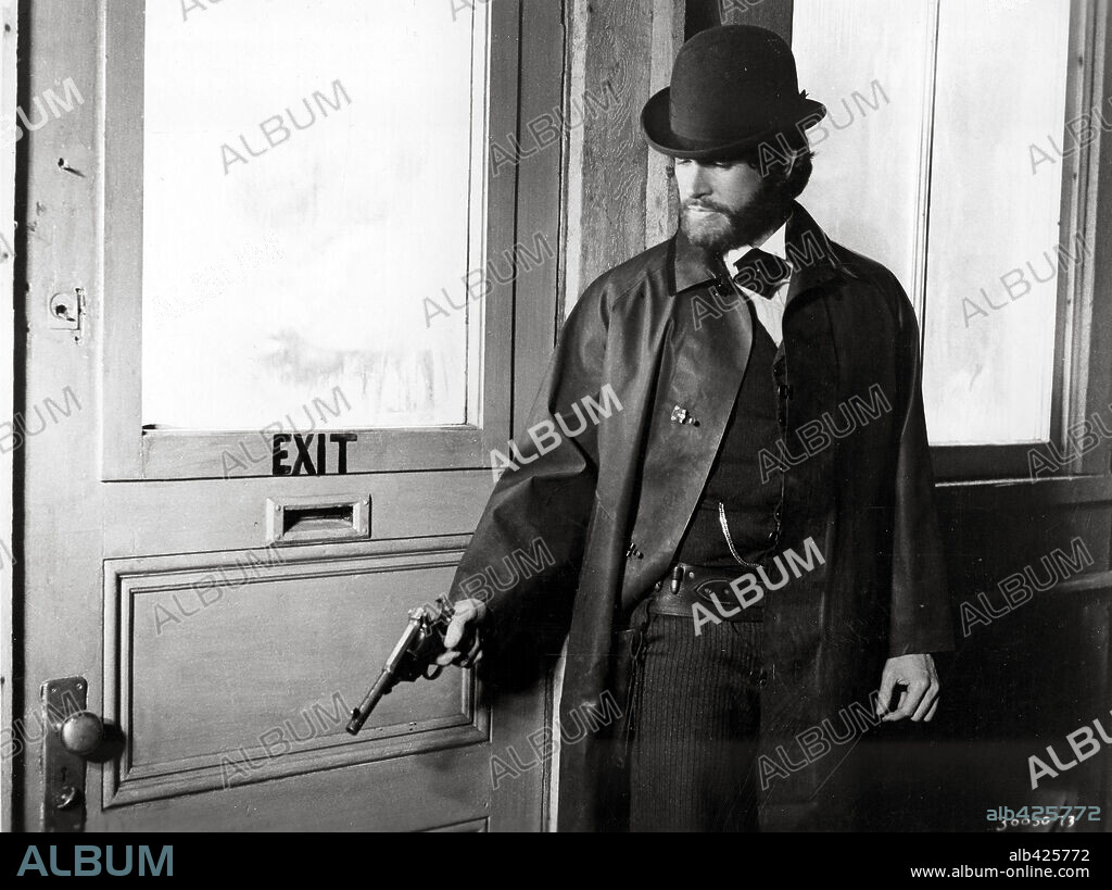 WARREN BEATTY in MCCABE & MRS. MILLER, 1971, directed by ROBERT ALTMAN. Copyright WARNER BROTHERS.