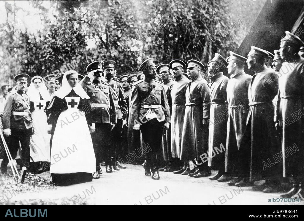 Octubre 1914. El soberano ruso y sus Soldados. El zar Nicolás Ii, acompañado de unas Enfermeras de la cruz Roja, Visitando un hospital militar.