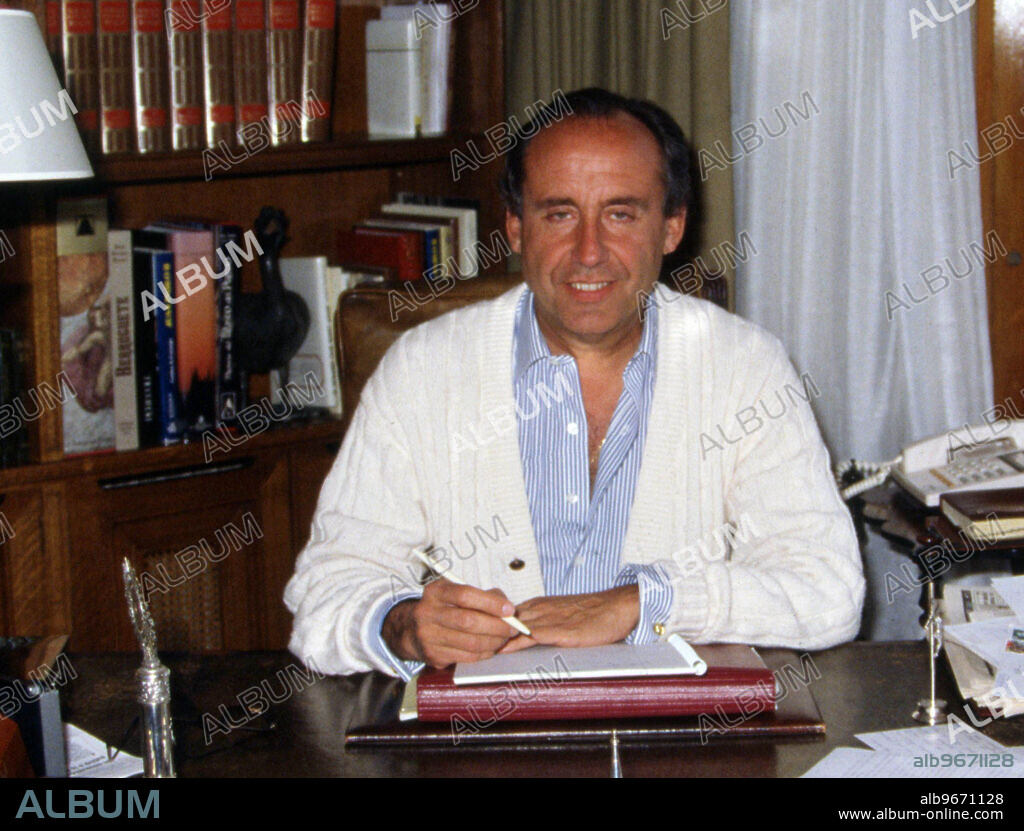 JOSE MARIA RUIZ MATEOS. EMPRESARIO ESPAÑOL. 1931-2015. FOTO EN SU DESPACHO DE MADRID , AÑO 1982.