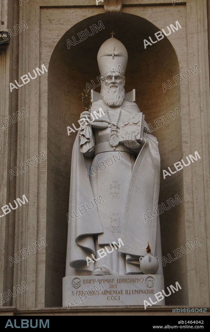 SAN GREGORIO I EL ILUMINADOR (257-330). Fundador y patrón de la Iglesia Armenia. ESTATUA DE SAN GREGORIO I en el exterior de la Basílica de San Pedro. Ciudad de El Vaticano.