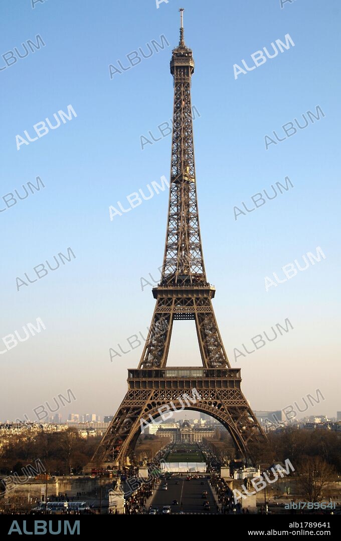 FRANCIA. PARIS. Vista de la TORRE EIFFEL, construida para la Exposición Universal del 1889 por Gustave Eiffel (1832-1923) .