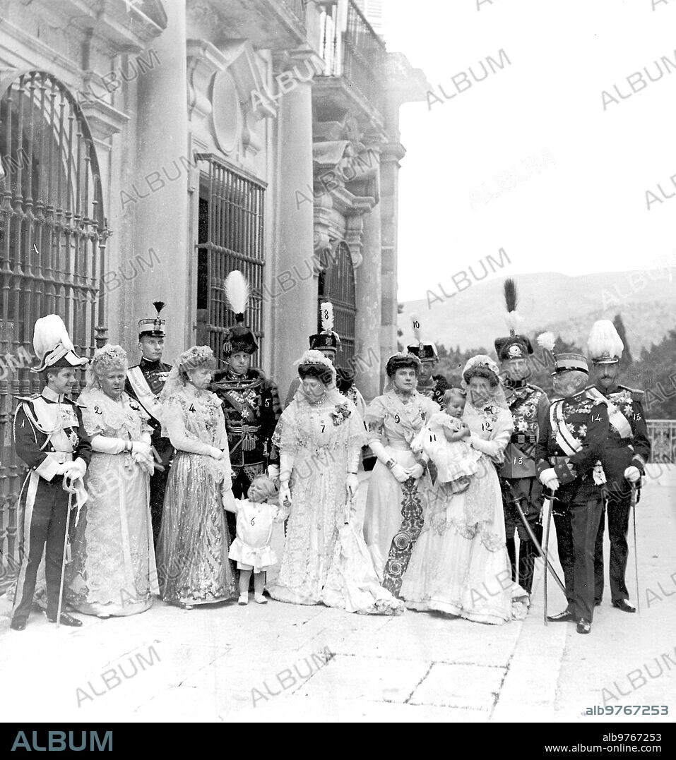 Junio 1909. En la Granja. Después del bautizo de la Infantita Beatriz. La familia real en una terraza de Palacio. (1) el infante don Luis de Orleans; (2) la Infanta doña Isabel; (3) el infante don Alfonso de Orleans; (4) la Reina Madre, doña María Cristina; (5) S. M. el Rey; (6) el príncipe de Asturias; (7) la Princesa Beatriz de Wattemberg; (8) el infante don Rainiero de Borbón; (9) la Infanta doña Eulalia; (10) el infante don Felipe de Borbón; (11) el infante don Jaime; (12) la Infanta doña María Teresa; (13) el infante don Fernando; (14) el archiduque Federico; (15) el infante don Carlos.