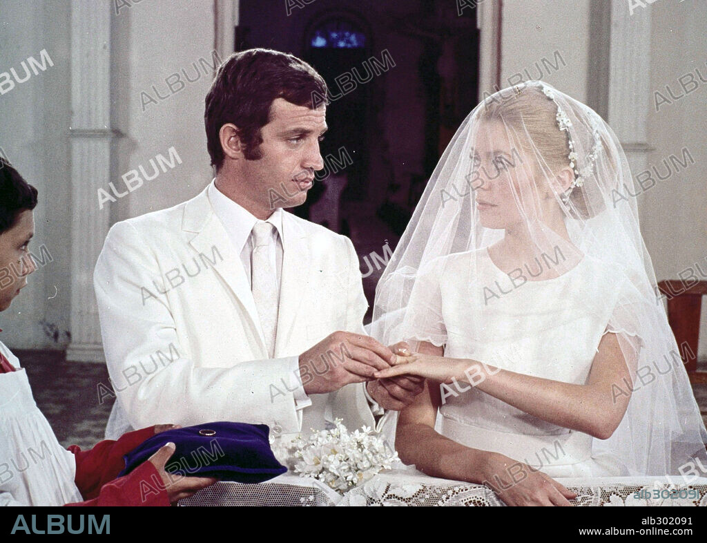 JEAN-PAUL BELMONDO und Catherine Dorléac. CATHERINE DENEUVE und JEAN-PAUL BELMONDO in LA SIRENE DU MISSISSIPPI, 1969, unter der Regie von FRANCOIS TRUFFAUT. Copyright FILMS DU CAROSSE/ARTISTES ASSOCIES.