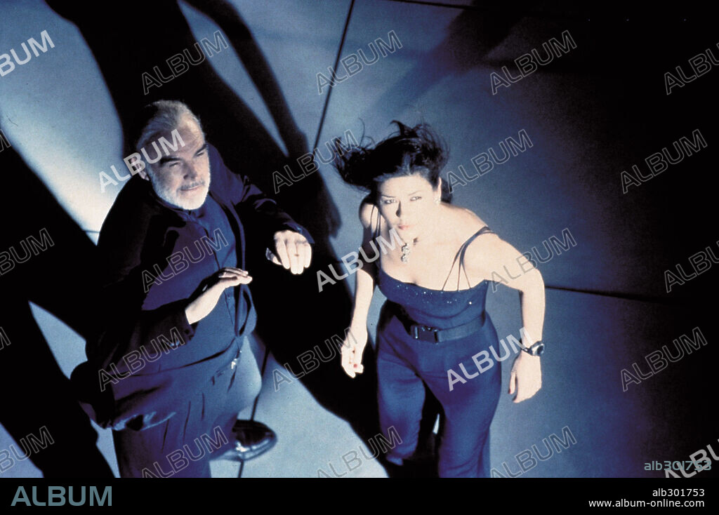 CATHERINE ZETA-JONES and SEAN CONNERY in ENTRAPMENT, 1999, directed by JON AMIEL. Copyright 20TH CENTURY FOX / APPLEBY, DAVID.