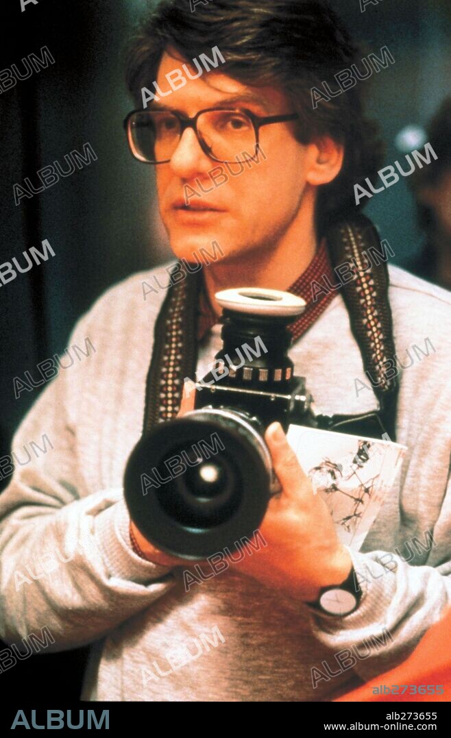DAVID CRONENBERG en INSÉPARABLES, 1988 (DEAD RINGERS), dirigida por DAVID CRONENBERG. Copyright Mantle Clinic II.