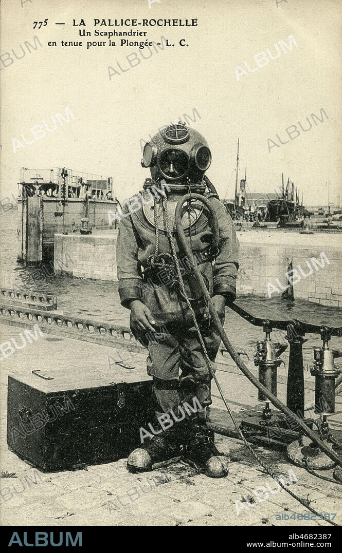 La Pallice-Rochelle. Un scaphandrier en tenue de plongee. Photographie anonyme pour une carte postale vers 1910. Credit : Collection IM/KHARBINE-TAPABOR.