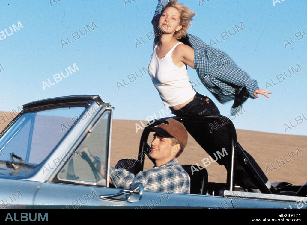 CHRIS O'DONNELL and DREW BARRYMORE in MAD LOVE, 1995, directed by ANTONIA BIRD. Copyright TOUCHSTONE PICTURES.