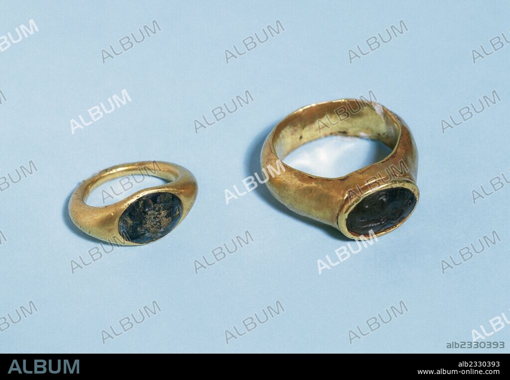 ARTE ROMANO. ESPAÑA. ANILLOS DE ORO. El anillo pequeño adornado con una malaquita y el anillo grande adornado con una esmeralda. Piezas procedentes de Empuries (Comarca del Alt Empordà, provincia de Girona, Cataluña). Museu Episcopal del Vic. Provincia de Barcelona. Comarca de Osona. Cataluña.