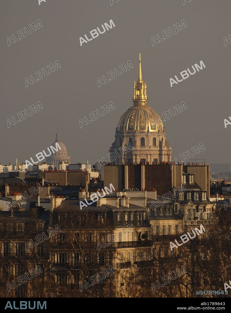 FRANCIA. PARIS. Vista paracial de la ciudad. Al fondo destaca la dorada cúpula del Dôme, de la capilla de San Luís en el edificio de los INVALIDES, erigido entre los siglos XVII y XVIII, obra del arquitecto HARDOUIN-MANSART.