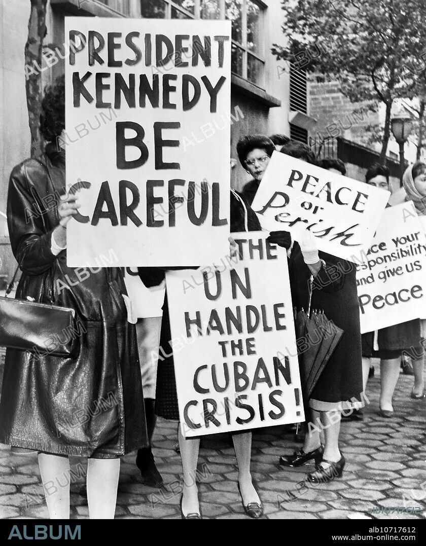 Group of women from Women Strike for Peace holding signs relating to Cuban missile crisis and peace, New York City, New York, USA, Phil Stanziola, New York World-Telegram and the Sun Newspaper Photograph Collection, 1962.