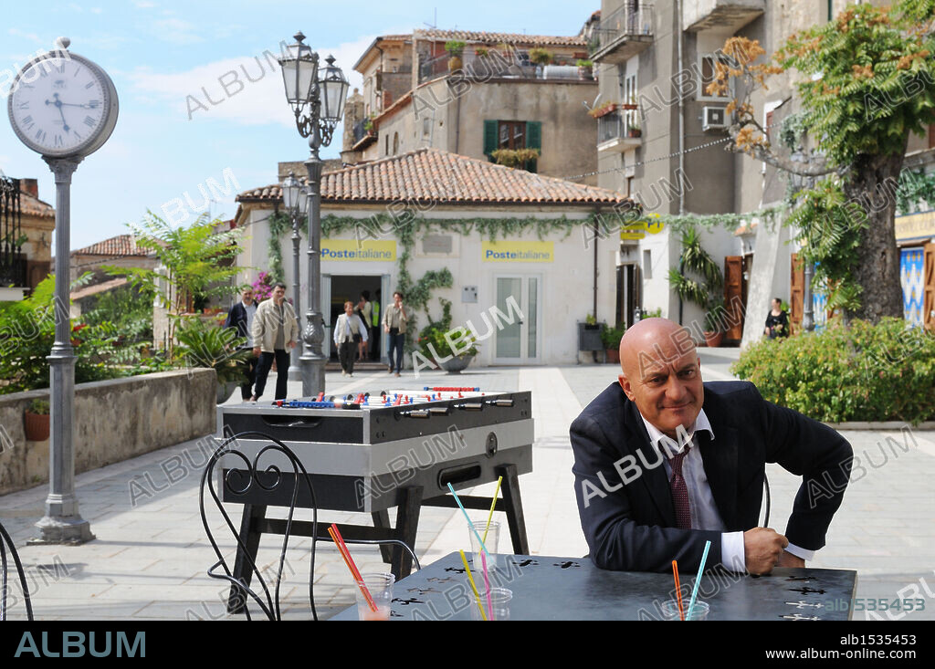 CLAUDIO BISIO en BIENVENIDOS AL SUR, 2010 (BENVENUTI AL SUD), dirigida por LUCA MINIERO. Copyright MEDUSA FILM.