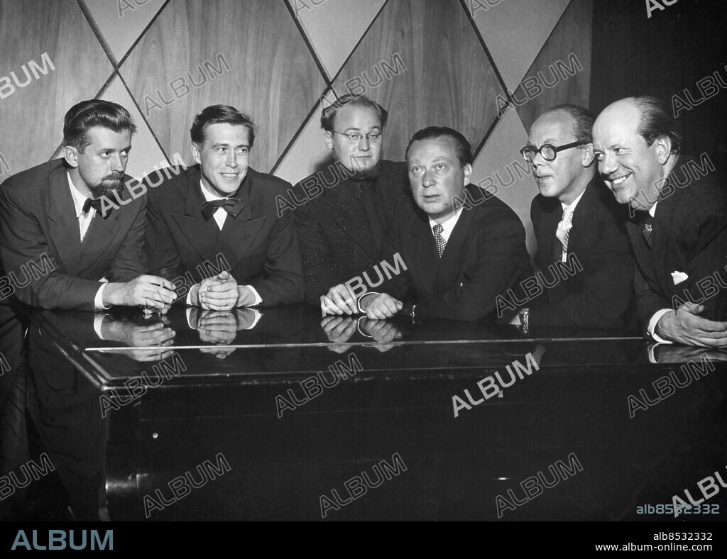 Orig. bildtext... CELLOS LÖRDAGSKVÄLL DEN 10/10 53 fr v Allan Schulman, Pekka Langer, Yngve Gamlin, Roland Eiworth, Cello och Sune Waldimir. Foto Ulf Stråhle Anm. A Schulman 1919-2003, journalist och TV-producent. P Langer 1919-1996, svensk programledare i radio och TV. R Eiworth 1919-1989, svensk kompositör, sångtextförfattare, radio- och TV-man. O Carle, 1909-1998, kåsör och ordvitsare under pseudonymen Cello. S Waldimir 1907-1967, svensk kapellmästare, kompositör och arrangör. Leenden Skägg Kostymer Grupper Fluga CD 496 persons: PEKKA LANGER;OLLE CARLE;SUNE WALDIMIR;ROLAND EIWORTH;YNGVE GAMLIN;ALLAN SCHULMAN sites: SVERIGE;STOCKHOLM.