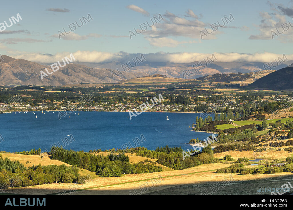 Lake Wanaka in the evening, Otago, South Island, New Zealand, Pacific.