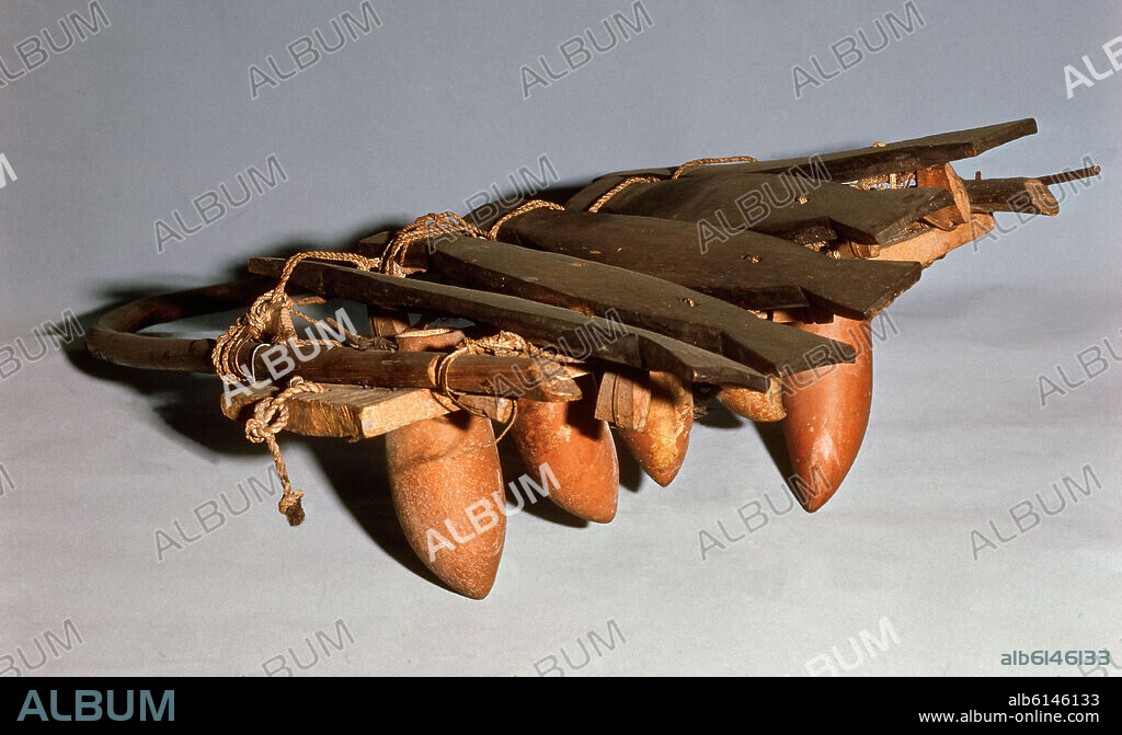 XILOFONO DE MADERA DE LEÑO Y CALABAZAS DE AFRICA LLAMADO BALAFON.