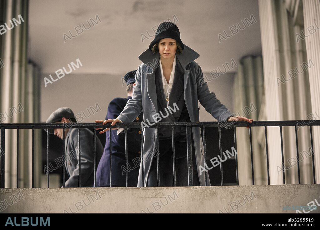 KATHERINE WATERSTON en ANIMALES FANTASTICOS Y DONDE ENCONTRARLOS, 2016 (FANTASTIC BEASTS AND WHERE TO FIND THEM), dirigida por DAVID YATES. Copyright WARNER BROS PICTURES.