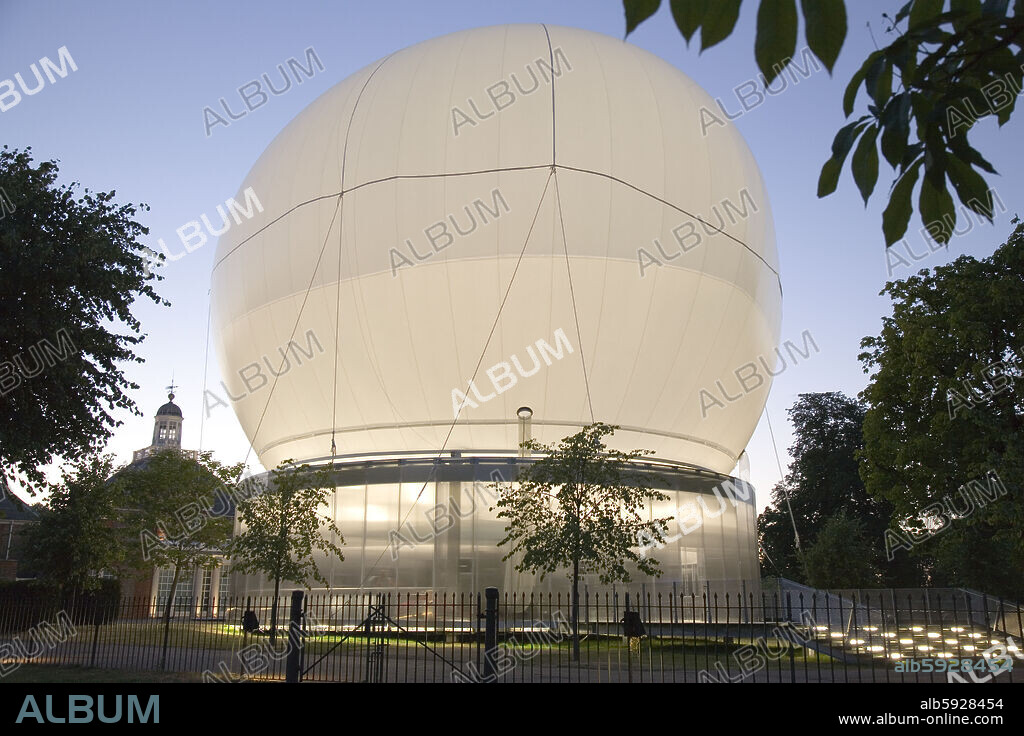 REM KOOLHAAS. SERPENTINE PAVILION 2006 (2006) 3 / 4 dusk without people.
