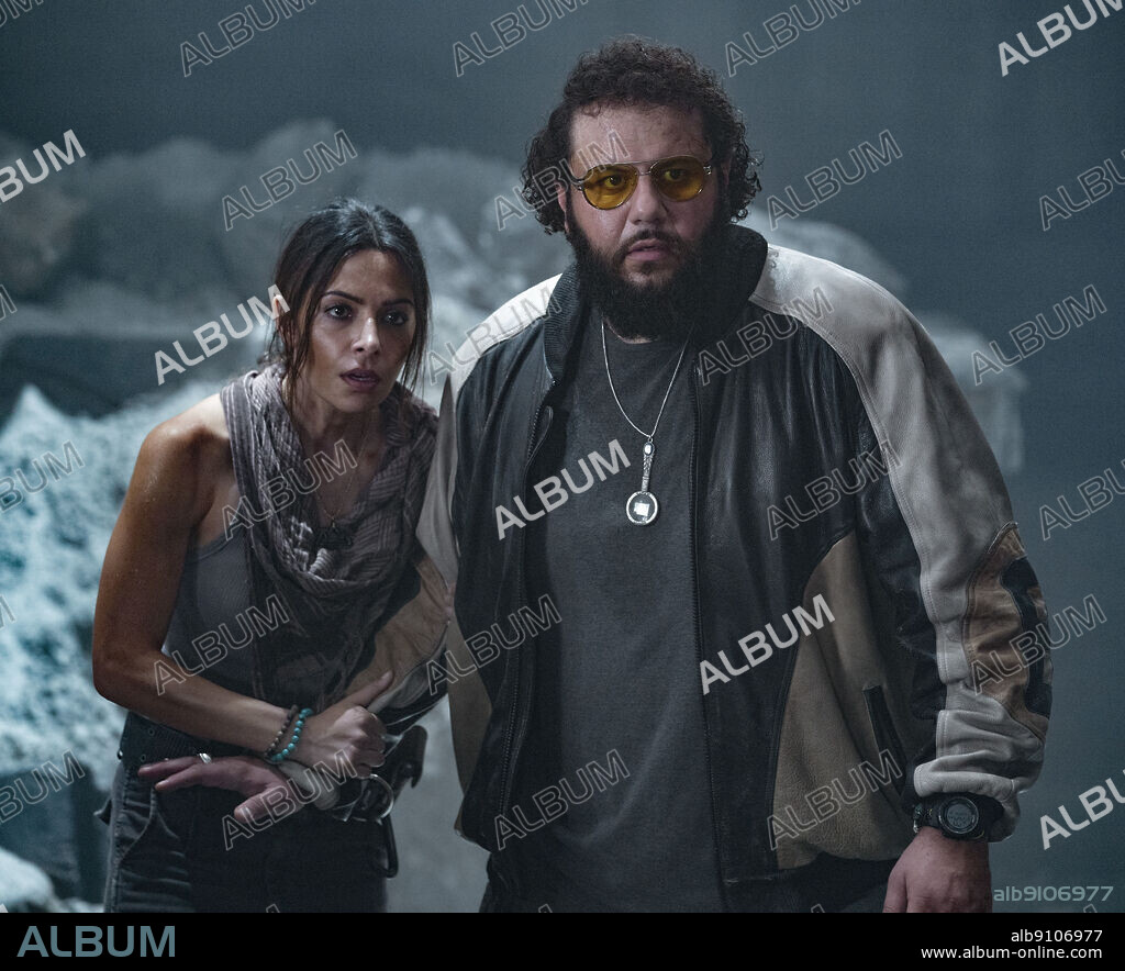 MOHAMMED AMER y SARAH SHAHI en BLACK ADAM, 2022, dirigida por JAUME COLLET-SERRA. Copyright DC ENTERTAINMENT/WARNER BROS.
