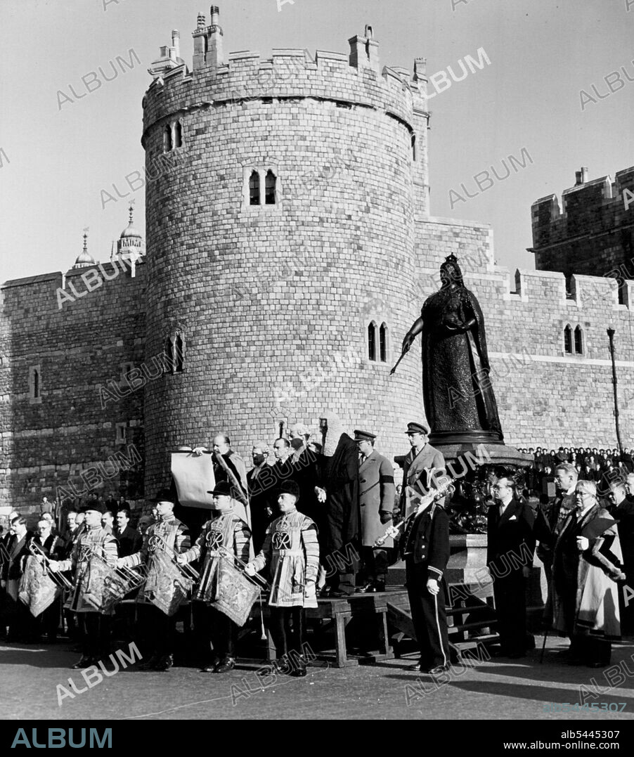 Queen Elizabeth II Proclaimed At Windsor. Mayor Richard Tozer of Windsor seen reading the Proclamation of the new Queen on Castle Hill, beneath the statue of Queen Victoria. Mayor Richard Tozer of Windsor, today read the Proclamation of the accession of Queen Elizabeth II, first on the Castle Hill and then at the King Henry VIII gateway to Windsor Castle. February 8, 1952. (Photo by Fox Photos).