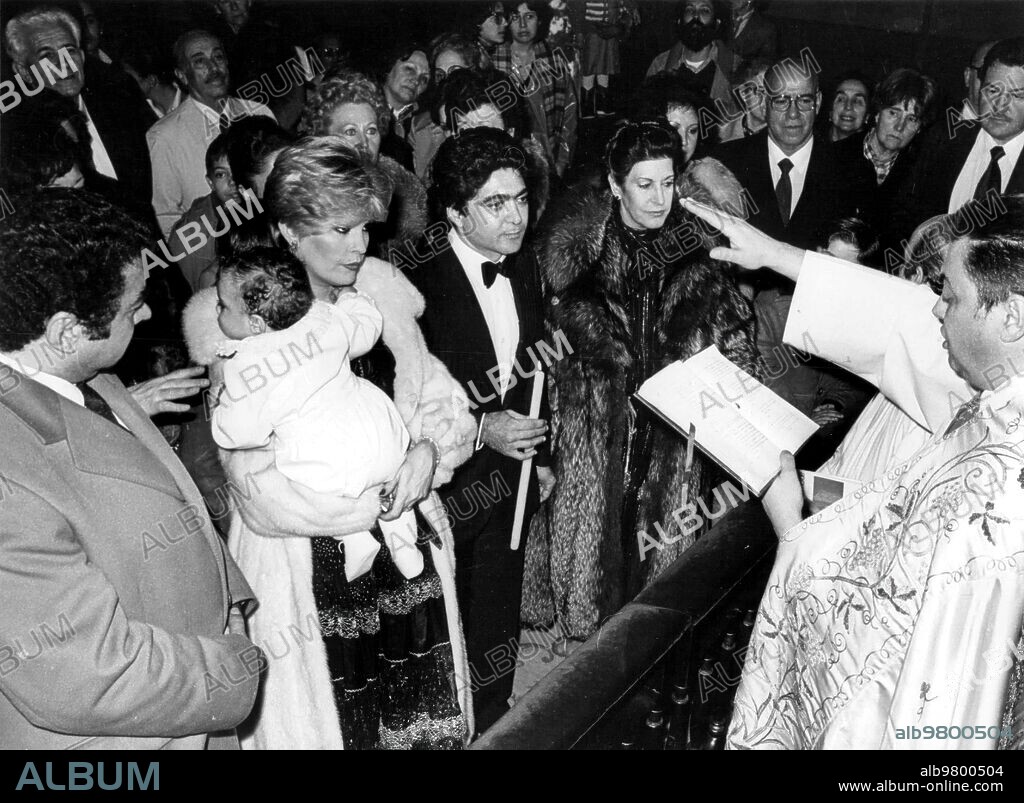 MADRID, 15/12/1981.- El bautizo del hijo de Barbara Rey y Ángel Cristo.- En la madrileña parroquia de San Jerónimo el Real tuvo lugar la ceremonia bautismal del hijo de bárbara Rey y Ángel cristo, que recibió el nombre de su padre. A la ceremonia religiosa, ofrecida por el capellán del circo y apadrinada por Hortensia Blázquez y manuel Martín ferrand, siguió una simpática fiesta bajo la carpa.