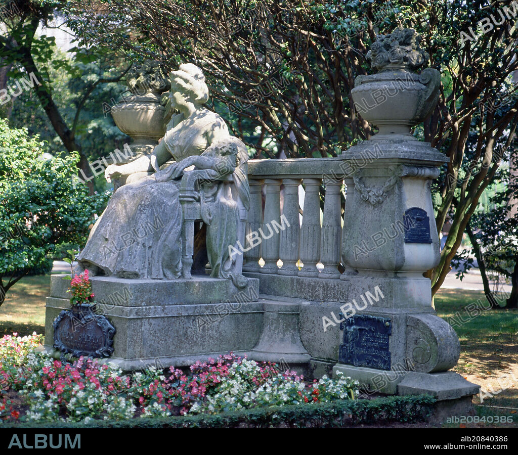 LORENZO COULLAUT VALERA (1876-1932). MONUMENTO A EMILIA PARDO BAZAN EN LOS JARDINES DE MENDEZ NUÑEZ - 1916.