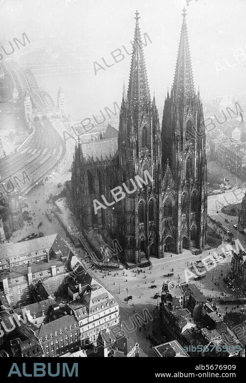 Cologne (North Rhine-Westphalia, Germany); Cologne Cathedral. (building started, 1248; consecration of the choir, 1322; completion 1842 - 1880). Exterior view. Aerial photograph, c.1925.