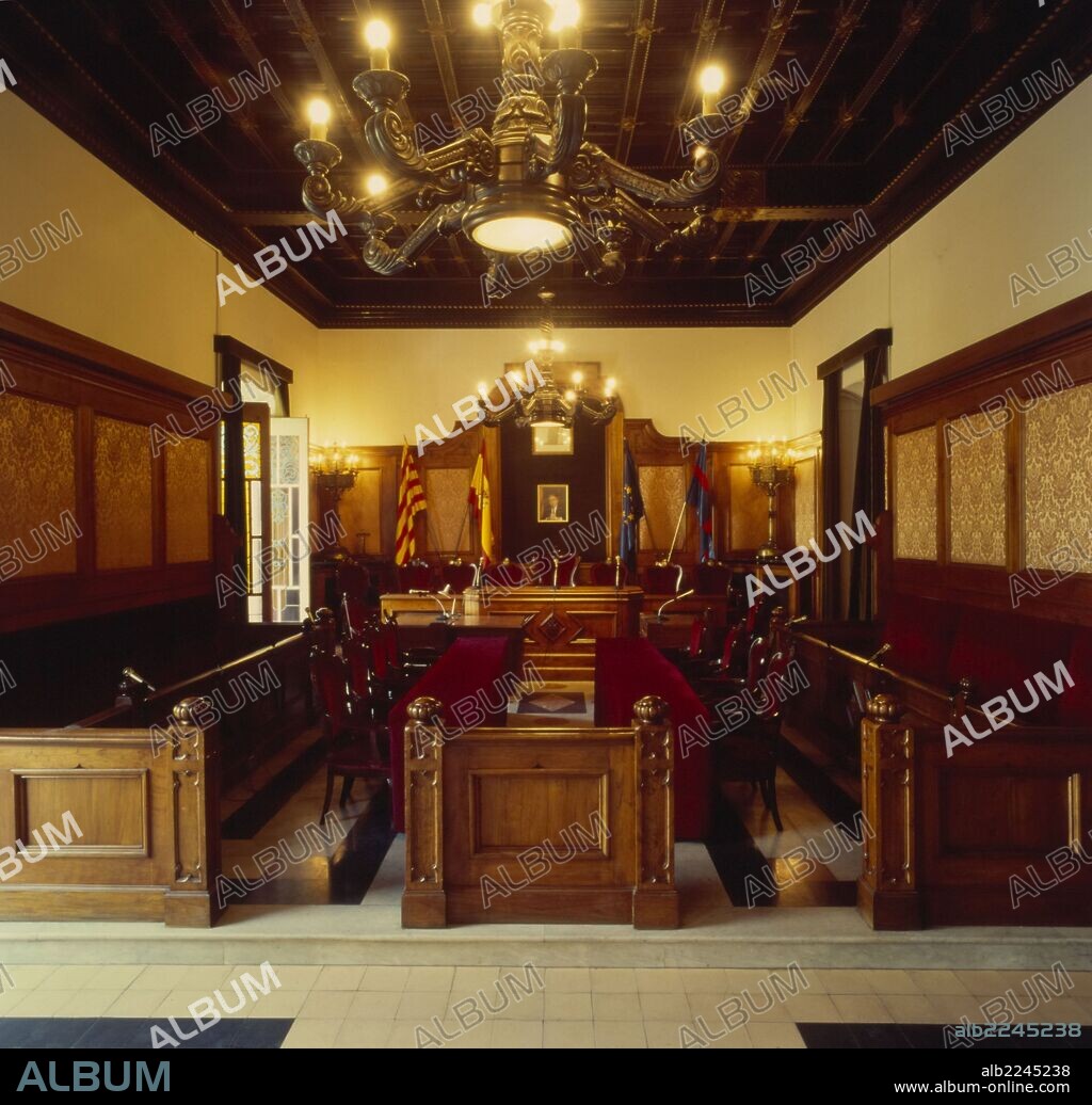 JOSEP PUIG I CADAFALCH. Salón de Sesiones o Salón de Plenos del Ayuntamiento de Mataró. Restauración del techo por Puig i Cadafalch, año 1893.