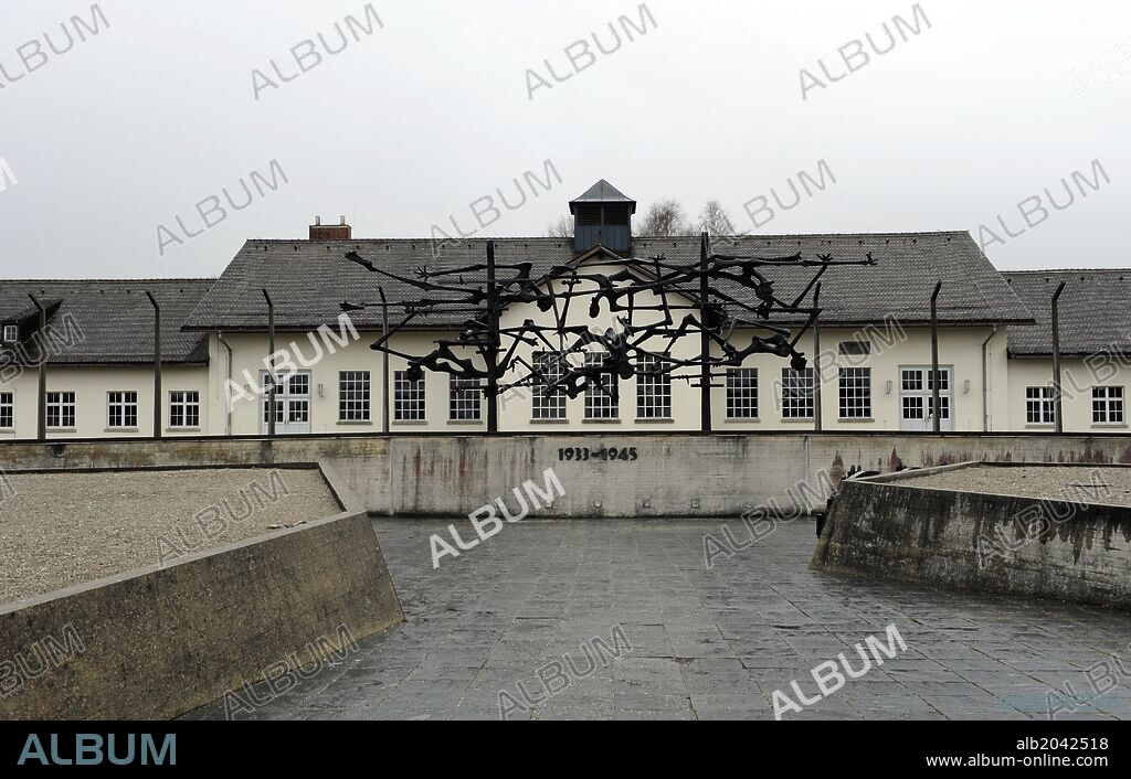 Campo de concentración nazi de Dachau. Actualmente funciona un Memorial y Museo sobre el Holocausto y la persecución política en el Tercer Reich. Monumento conmemorativo a las víctimas. Detrás, el museo, antiguamente oficinas centrales del campo. Alrededores de Dachao. Norte de Múnich. Baviera. Sur de Alemania.