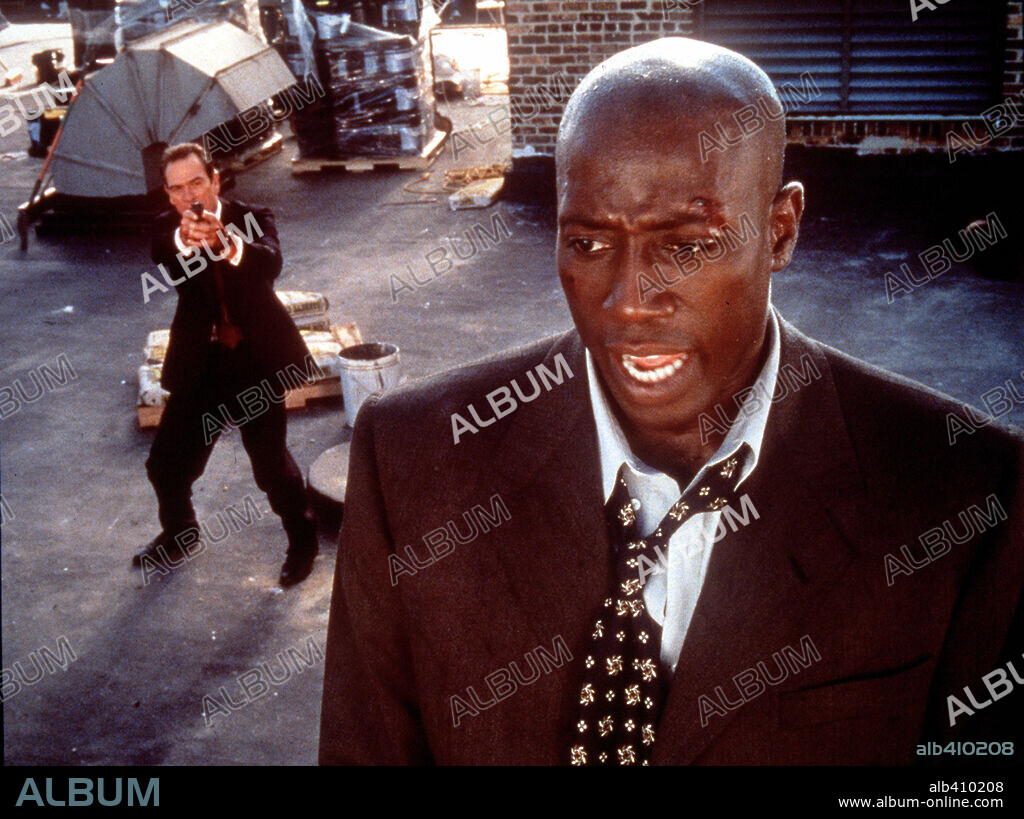 TOMMY LEE JONES and WESLEY SNIPES in U. S. MARSHALS, 1998, directed by STUART BAIRD. Copyright WARNER BROTHERS / WEINSTEIN, MICHAEL.