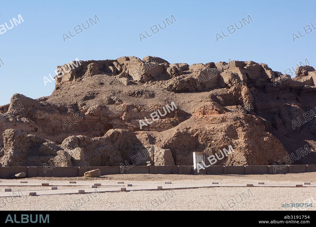 El Templo de Edfu está ubicado en la ciudad de Edfu (Egipto), que durante el periodo grecorromano fue conocida como Apolinópolis Magna, dedicada al dios de los dioses, Horus-Apolo.
