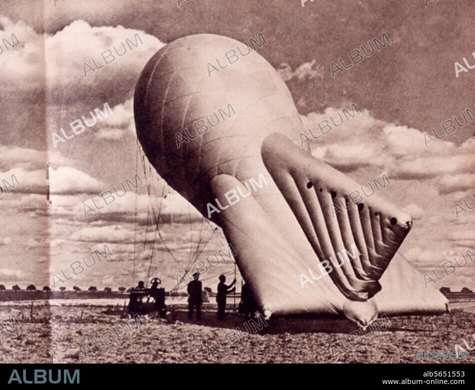 Geschichte / 2. Weltkrieg / Luftkrieg:. Sperrballon der deutschen Flugabwehr. Foto, 1939. aus: Zeitschrift "Der Schulungsbrief", 6. Jg., 9. Folge, 1939. Berlin, Sammlung Archiv für Kunst und Geschichte.