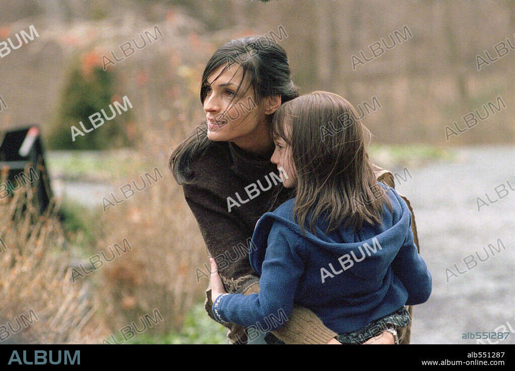 DAKOTA FANNING and FAMKE JANSSEN in HIDE AND SEEK, 2005, directed by JOHN POLSON. Copyright 20TH CENTURY FOX.